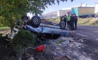 Bursa'da kaza yapan sürücü devrilen otomobilinin yanında gözyaşı döktü
