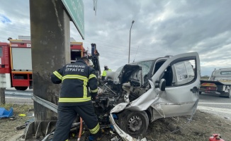 Edirne'de bariyerlere çarpan hafif ticari aracın sürücüsü yaralandı