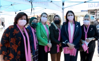 Edirne'de meme kanserine dikkati çekmek için pembe maske ve oyalı fular dağıtıldı