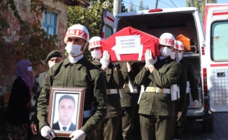 Gölcük'te geçirdiği kalp krizi sonucu vefat eden Deniz Astsubay Burhan Çakır, Balıkesir'de defnedildi