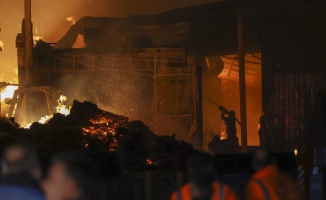 GÜNCELLEME - Esenyurt'taki ambalaj fabrikasında çıkan yangın söndürüldü