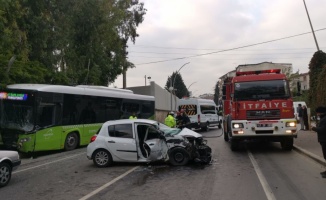 GÜNCELLEME - Kocaeli'de belediye otobüsü ile otomobil çarpıştı, bir kişi öldü, 2 kişi yaralandı