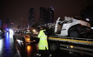 İstanbul'da tırla çarpışan otomobilde 1 kişi öldü, 1 kişi yaralandı