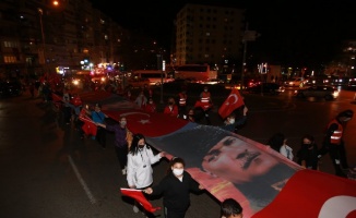 İzmir Karabağlar'da 6 kilometrelik yürüyüşte 100 metrelik bayrak taşındı