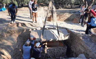 İznik'te nekropol kazısında bulunan iki lahitten mumyalanmış 3 iskelet çıktı