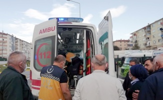 Karamürsel'de özel halk otobüsüne binmeye çalışırken kaldırıma düşen genç yaralandı