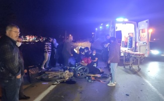 Karasu'da otomobille çarpışan motosikletteki 2 kişi yaralandı