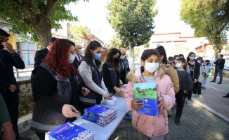 Kırklareli'nde Dünya Gıda Günü dolayısıyla öğrencilere süt dağıtıldı