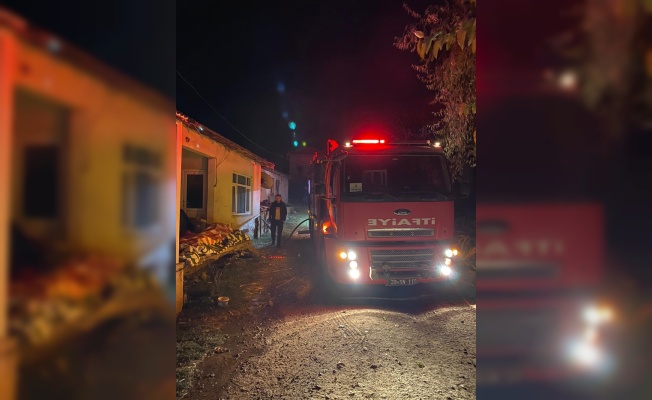 Kırklareli'nde salça hazırlamak için yakılan ateş iki evin yanmasına neden oldu