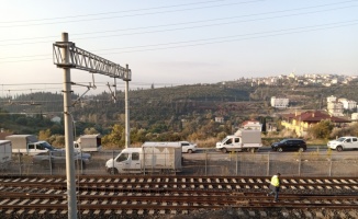 Kocaeli'de boş yolcu treninin raydan çıkan 2 vagonu kaldırıldı