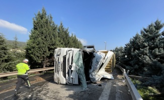 Kocaeli'de devrilen kamyonun sürücüsü yaralandı