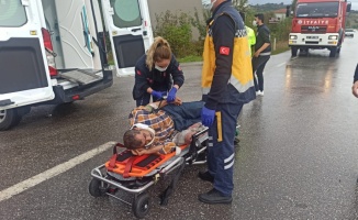 Kocaeli'de hafif ticari araç ile otomobil çarpıştı, 7 kişi yaralandı