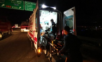 Dilovası'nda kamyona çarpan kamyonetin sürücüsü yaralandı