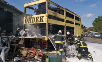 Gebze'de plastik kasa yüklü kamyonda çıkan yangın söndürüldü