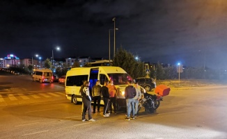 Kocaeli'de servis minibüsü ile çarpışan motosikletin sürücüsü yaralandı