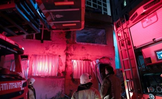 Şişli'de 2 katlı metruk binada çıkan yangın söndürüldü