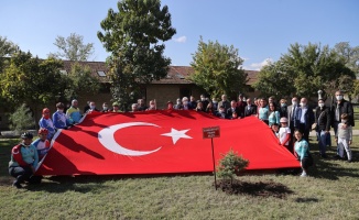Trakya Üniversitesi Cumhuriyet fidanlığına 98. yıl fidanı törenle dikildi