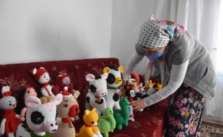 Video izleyerek yapmayı öğrendiği örgü oyuncaklarla aile bütçesine katkı sağlıyor
