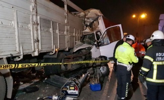 Anadolu Otoyolu'nda kamyona çarpan kamyonetteki kişi öldü