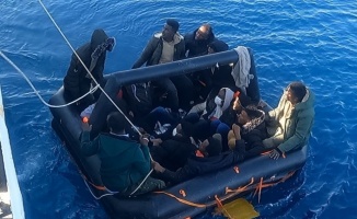Balıkesir açıklarında Türk kara sularına itilen 54 düzensiz göçmen kurtarıldı