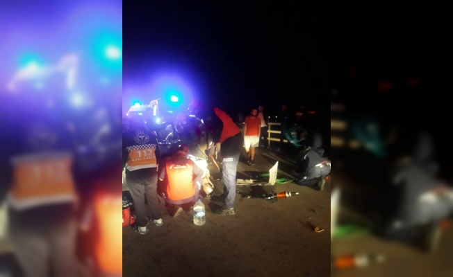 Balıkesir'de otomobil ile hafif ticari aracın çarpıştığı kazada 5 kişi yaralandı