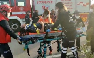 Balıkesir'de refüje çarparak ters dönen otomobilin sürücüsü yaralandı