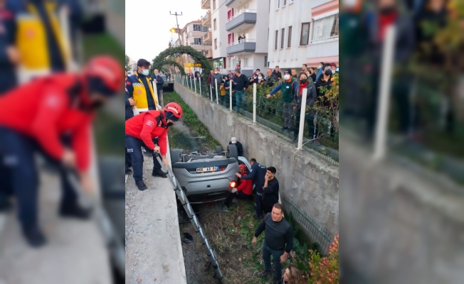 Balıkesir'de su kanalına devrilen otomobildeki 3 kişi yaralandı