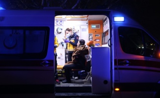 Bursa'da hafif ticari aracın su kanalına devrilmesi sonucu 3 kişi yaralandı