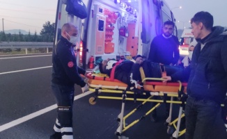 Bursa'da otoyol kenarındaki otomobile çarpan motosikletteki 2 kişi yaralandı