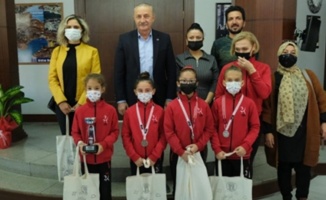 Didim Belediye Başkanı Atabay'dan, minik sporculara hediye 