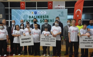 Down sendromlu gençler Balıkesir'de yarıştı