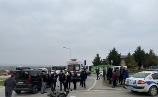 Edirne'de hafif ticari araçla çarpışan motosikletteki yolcu yaralandı
