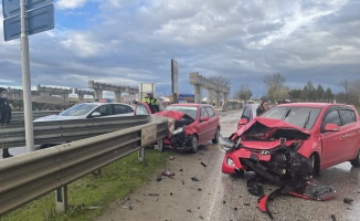 Edirne'de iki otomobilin çarpışması sonucu 2 kişi yaralandı