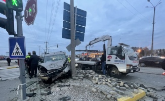 Edirne'de üç aracın karıştığı trafik kazasında 2 kişi yaralandı