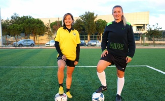Elif ve Merve öğretmenin futbol aşkı