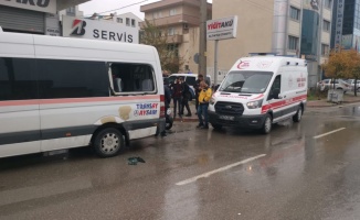 Gebze'de servis minibüsüyle çarpışan motosikletin sürücüsü yaralandı