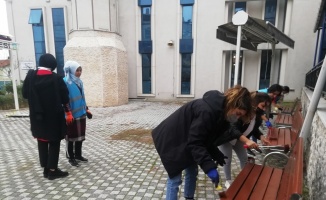 Gönüllü üniversite öğrencileri Manyas'ta temizlik yaptı