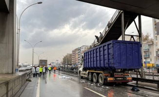 GÜNCELLEME - Kocaeli'de yoldaki cesede çarpmamak için manevra yapan tıra kamyon çarptı