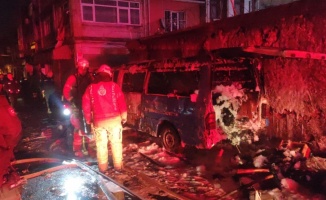 İstanbul'da park halindeki panelvan yandı