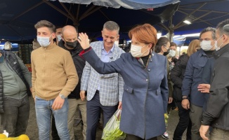 İYİ Parti Genel Başkanı Akşener, Sakarya'da pazar esnafını ziyaret etti
