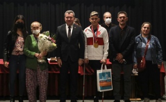 İzmir Bergama'da Ampute Milli Takım Oyuncusu Rüstem Kurhan’a ödül verildi 
