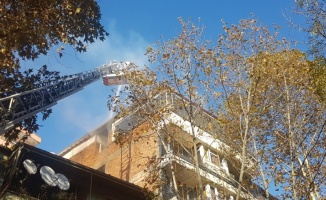 İzmit'te apartmanın çatısında çıkan yangın söndürüldü