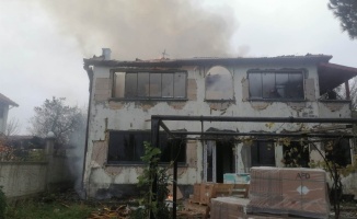 Kocaali'de 2 katlı binada çıkan yangın hasara neden oldu