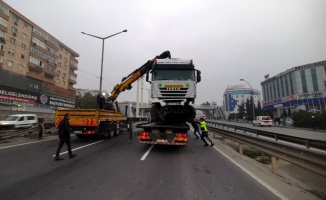 Kocaeli'de bariyerlere çarpan tır D-100 kara yolunda trafiği aksattı