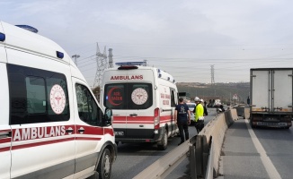Kocaeli'de beton bariyerlere çarpan otomobildeki anne ve oğlu yaralandı