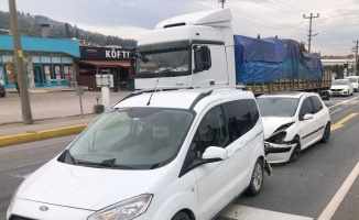 Kocaeli'de otomobil ve hafif ticari araç çarpıştı, 1 çocuk yaralandı
