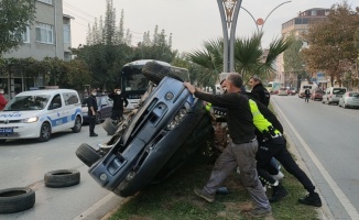 Darıca'da refüje çarpan otomobildeki kadın yaralandı