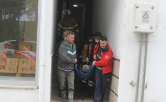 Manyas'ta onarmak için çıktığı çatıdan merdiven boşluğuna düşen kişi yaralandı