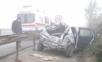 Pendik'te bariyerlere çarparak takla atan araçtaki 3 kişi yaralandı