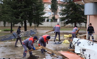 Yalova'da kuvvetli lodos nedeniyle bir okulun çatısı uçtu
